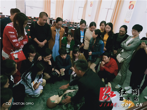 急救中心主任陈水雄在尊崇完小普及心肺复苏急救知识.jpg 急救中心主任陈水雄在尊崇完小普及心肺复苏急救知识.jpg