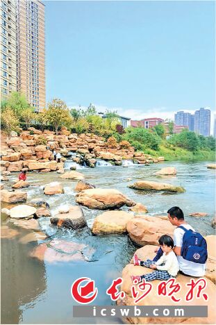 ←圭塘河从昔日“臭水沟”变身今日生态河，水清岸绿，风光旖旎，成为市民休闲的好去处。 陈飞摄