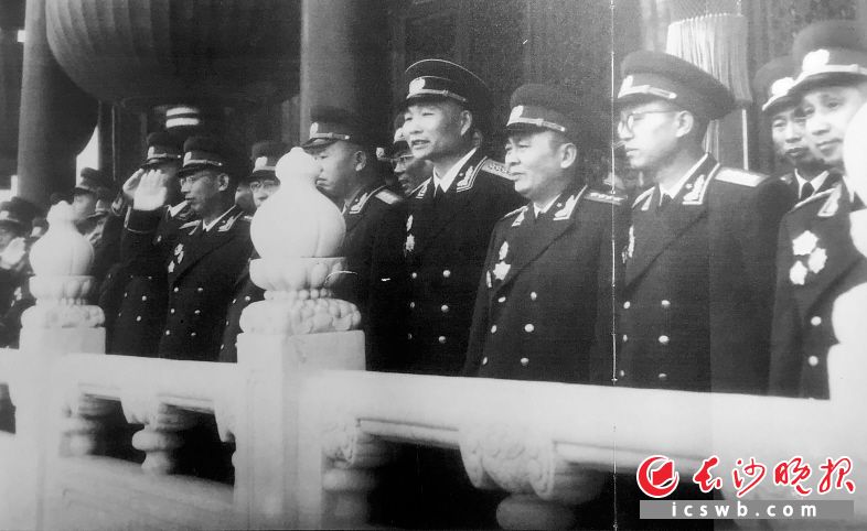 　　1955年，萧劲光（前排右四）在天安门参加国庆观礼。资料图片