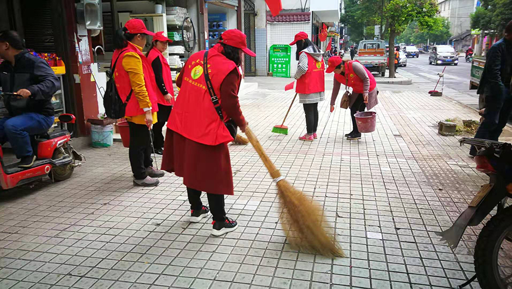 花垣县农业农村局开展文明清扫与规劝志愿服务活动