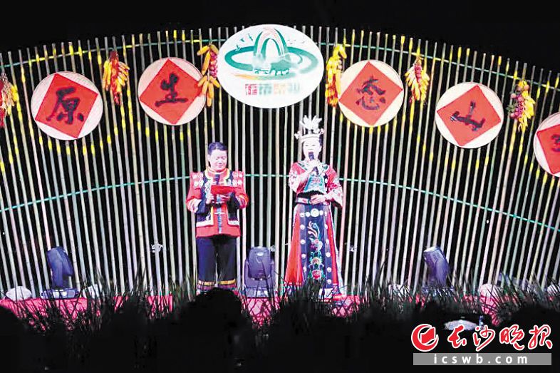 　　↑稻花香里说丰年，乡村之夜也热闹。电影、戏曲送进社区、街道、田间、村头，人们在声光电影的交织和唱念做打的鼓点里，乐享盛宴，浑然忘我。
