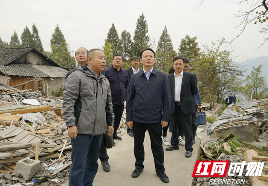 郑小胡到核心景区开展移民搬迁和旅游发展调研
