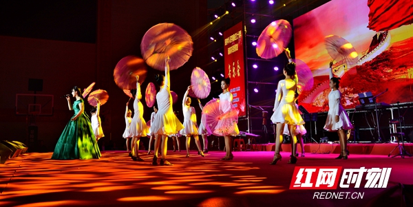 10月19日晚，庆祝中华人民共和国成立七十周年 “我的中国新邵县农民原创歌曲音乐会”在新邵体育馆拉开了帷幕。（图/雷振梁）