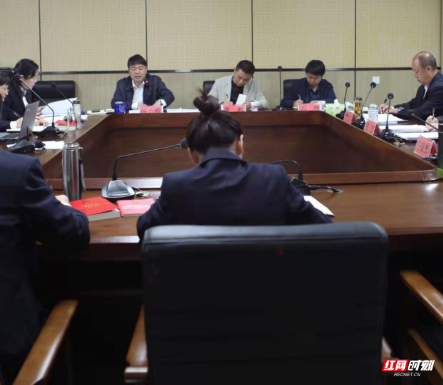 【“不忘初心、牢记使命”主题教育进行时】张家界市政务服务中心开展“担使命、履职责，矢志为民服务”学习研讨交流会