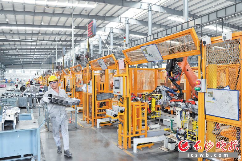 　　晓光模具的生产车间里有100余台机器人“焊工”上岗，带来的工作效能令人欣喜。王志伟 摄