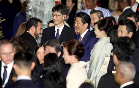  安倍夫妇同外宾寒暄（产经新闻）