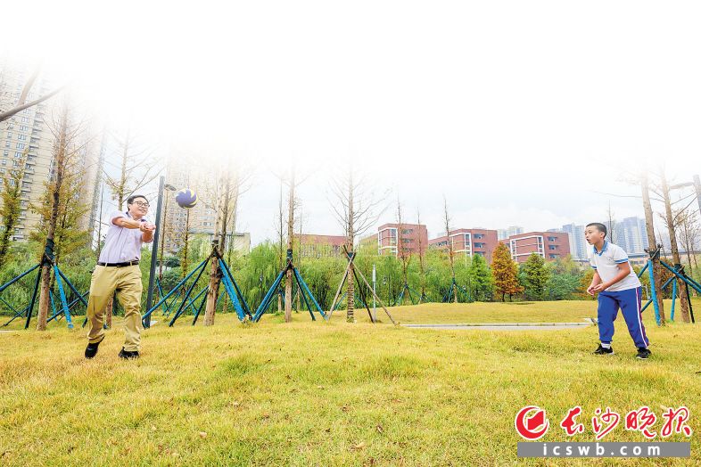 　　长沙通过多方联动的物业管理联席会议创新机制，齐抓共管，共同发力，让有着“天下第一难事”之称的物业管理工作不再难，小区面貌也焕然一新。           陈飞 摄