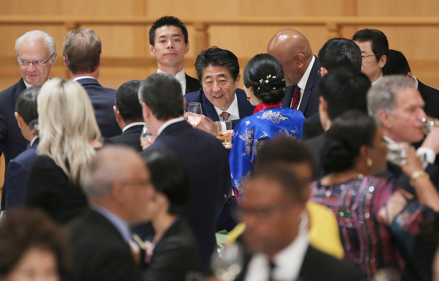  安倍同外宾碰杯（时事通信社）