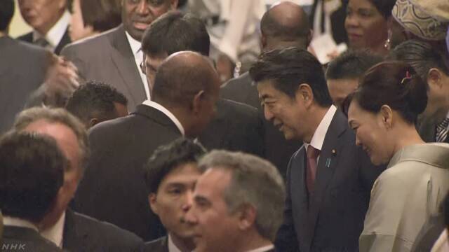  安倍夫妇同外国宾客寒暄（NHK电视台）