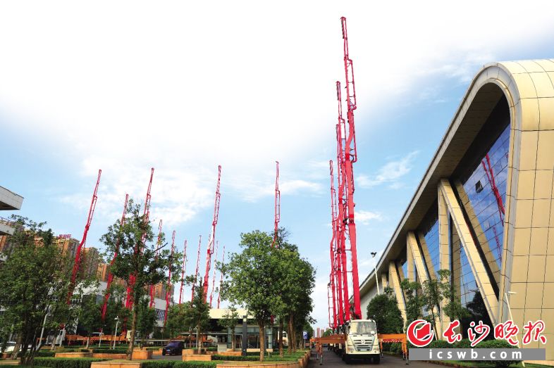 今年以来,长沙经开区主导产业与四新经济齐头并进。图为三一重工长沙产业园。 蒋炼 摄