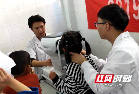 武陵源区索溪中心幼儿园为小朋友视力进行健康检查.jpg
