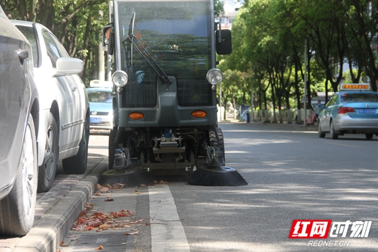 张家界市环卫处引进了小型纯电动环保机扫车