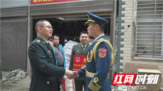 慈利县领导看望慰问参加新中国成立70周年阅兵活动官兵及家属