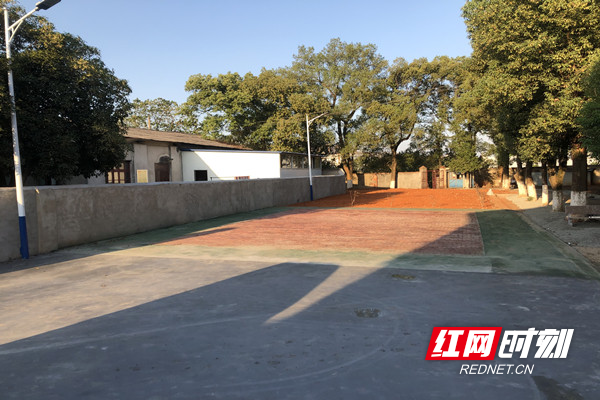 脏乱菜地变身休闲广场.jpg 脏乱菜地变身休闲广场.jpg