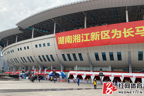 贺龙体育中心东广场可领取参赛物资。