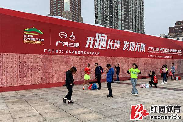 以全马和半马参赛选手组成的名字墙。