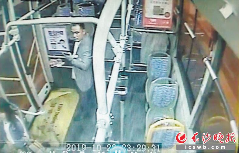 　　在车后门位置，散落着一堆百元大钞。 