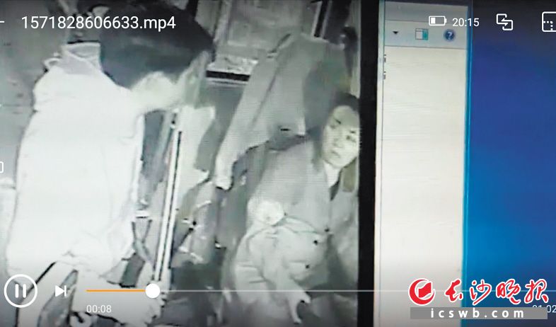 　　拾金不昧的乘客和司机。均为长沙晚报全媒体记者 小刘军 翻拍监控