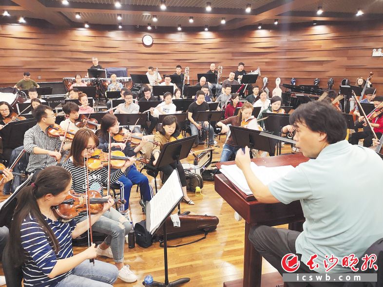 　　10月22日，为迎接中外著名城市交响乐团“长沙峰会”，长沙交响乐团进行紧张有序的排练。长沙晚报全媒体记者 小刘军 摄