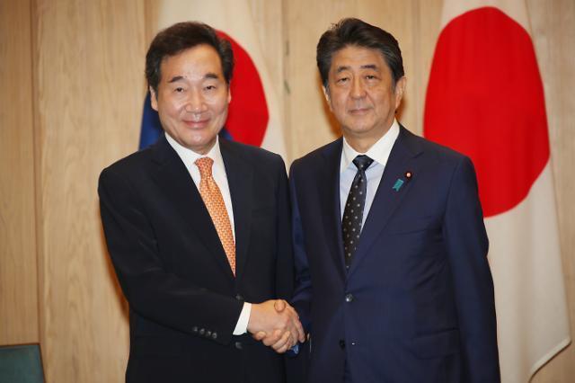 当地时间10月24日，韩国总理李洛渊在东京首相官邸与日本首相安倍晋三会晤。  