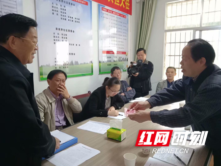 张家界市关工委副主任杨流芳到锣鼓塔检查验收“五好”基层关工委创建