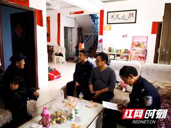 李湘耀深入武陵源区中湖乡鱼泉峪村开展脱贫攻坚工作