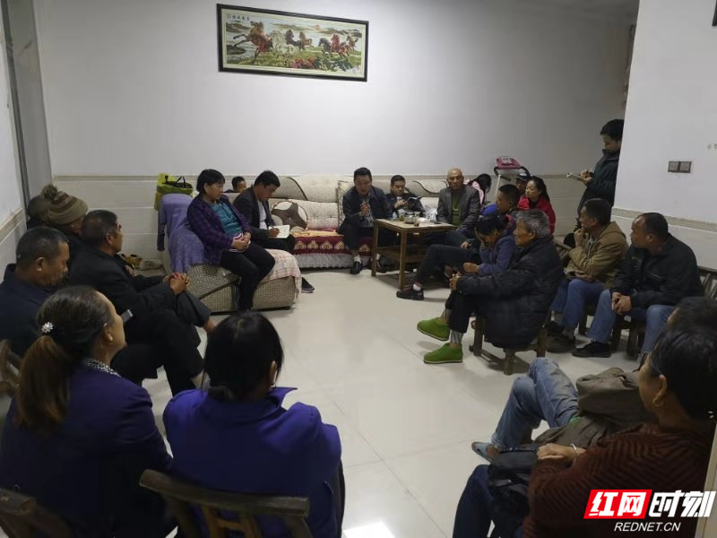 武陵源索溪峪街道夜访群众听民意