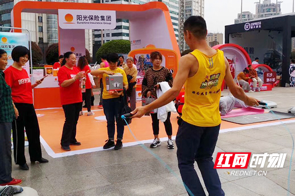 跳绳、平板撑等一系列健康阳光互动活动吸引了众多跑友积极参与。