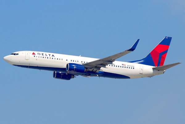 Delta_Air_Lines_Boeing_737-832;_N3747D@LAX;10.10.2011_622in_(6482376485).jpg