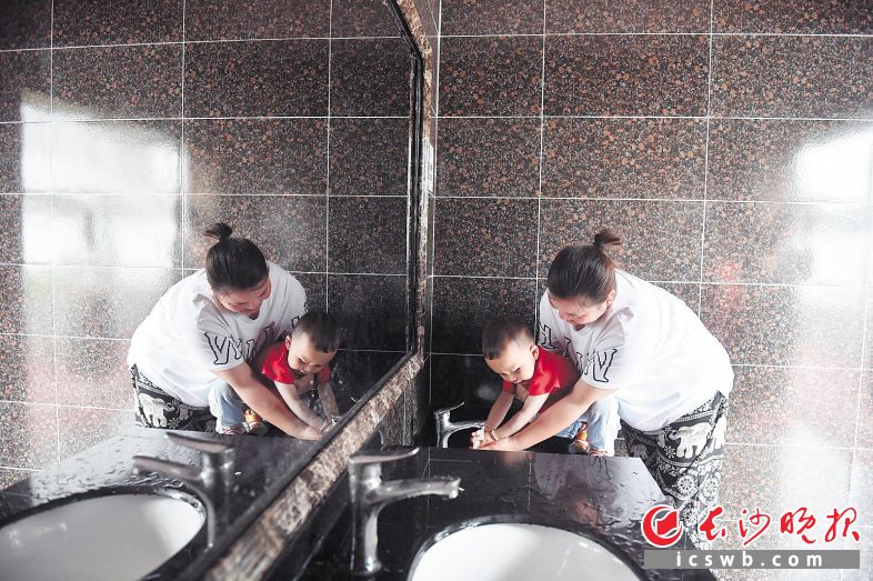 　　浏阳市官渡镇竹联村新建的公共厕所带给游客星级体验。 余劭劼 摄