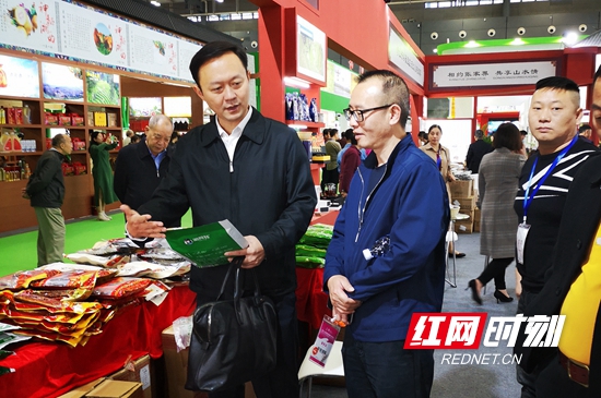 白波参观了湖南综合馆张家界展区和湖南省产业扶贫武陵源区展位.jpg