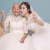 暖心！24岁女孩被多次催婚 带94岁外婆一起拍婚纱照
