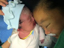 234斤孕妇生娃风险大 医护人员齐力助其产下8斤女