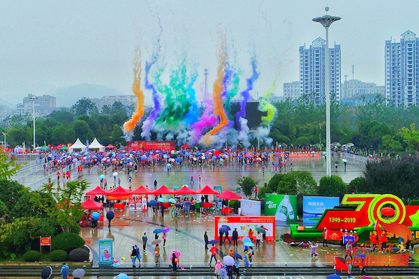 七届毅行活动在岳阳市平江县火热开跑,上万名跑者朋友们齐聚天岳广场