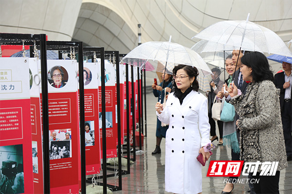 长沙市妇联党组书记、主席文方与嘉宾代表参观图片展副本.jpg