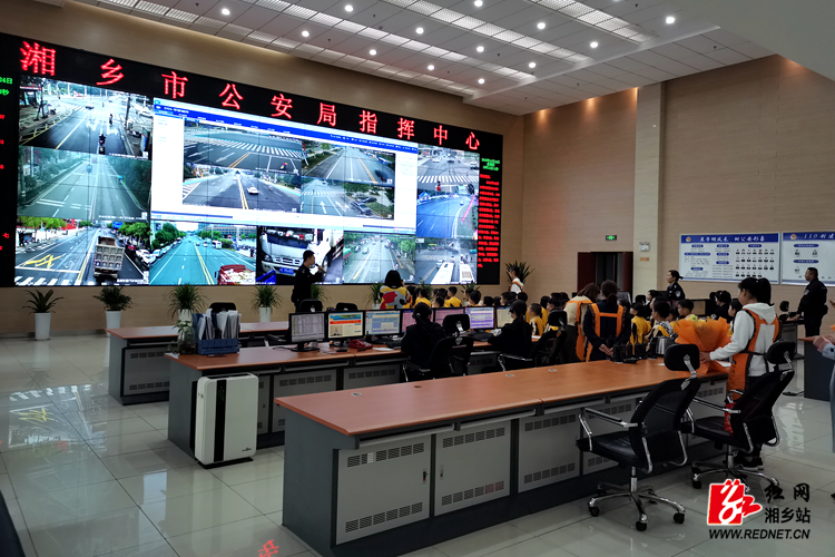 近距离观看市公安局110监控平台.