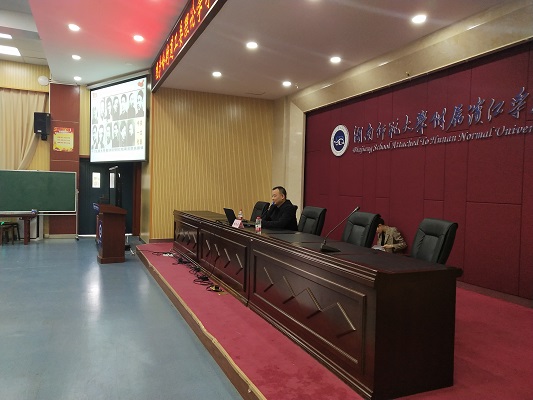 姚老师在进行宣讲.jpg 姚老师在进行宣讲.jpg