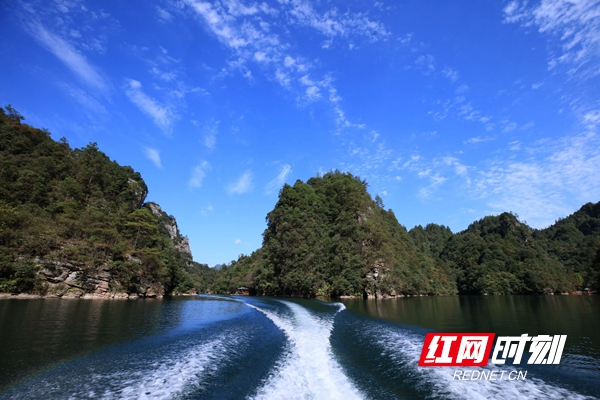 张家界宝峰湖景区：蓝天碧水踏秋来