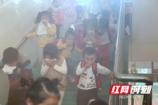 武陵源区索溪中心幼儿园举行防火防爆演练