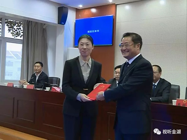 左为:副县长、代理县长 万旭东 视听金湖微信公众号 图