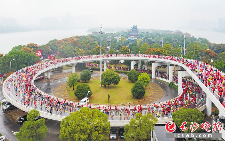 　　2019长沙国际马拉松昨日在贺龙体育中心欢乐起跑，24000名跑友汇成红色的海洋奔跑在长马赛道上。