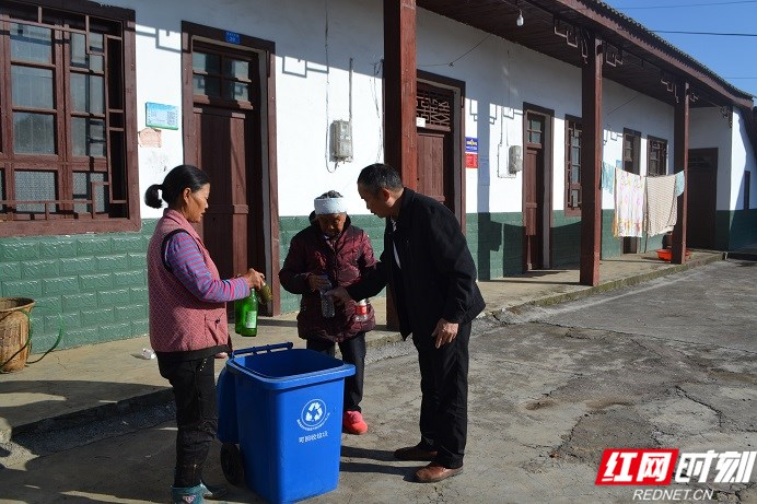 武陵源索溪峪街道抓垃圾分类改善人居环境
