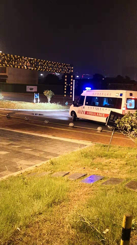 救护车赶到现场。通讯员 李小雷 摄