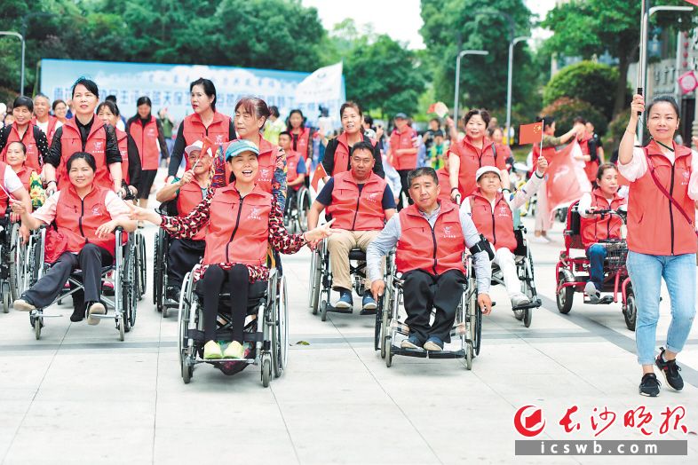 　　自立自强、传播大爱，坐在轮椅上的肖卓作游弋成“快乐美人鱼”。 胡媛媛 摄
