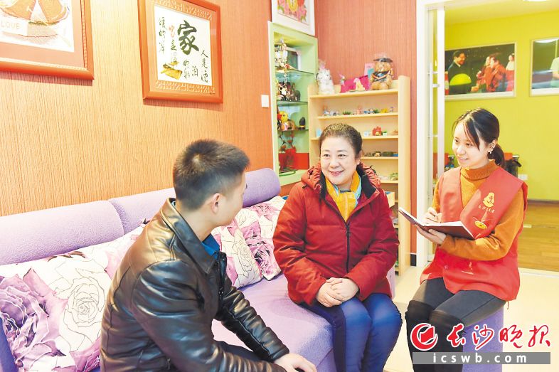 　　为青少年开解心结、释解成长困惑，孟繁英说，她愿意一辈子做一名助迷途孩子回家的“引路人”。　　陈飞 摄