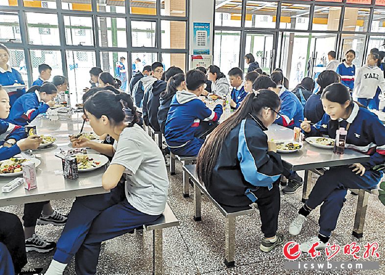 　　雨花区雅镜中学的学生们在食堂吃午饭。 长沙晚报全媒体记者 谢春年 摄