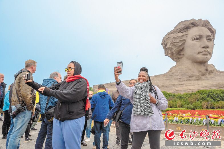 　　旅游专家打卡橘子洲景区。长沙晚报全媒体记者 陈飞 摄