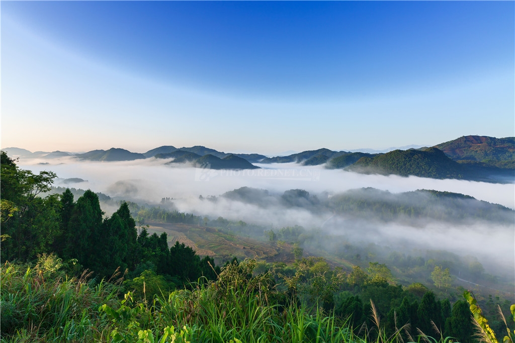 10月29日，湖南省永州市东安县水岭河谷雨后初霁，出现了云海雾山奇观。排江倒海的云雾连绵成白色海洋，云海包围着峰林，一座座山峰只露尖尖角，犹如孤岛，云雾映掩下的村庄若隐若现，构成了一幅秀丽壮观、生机勃勃的田园山水画卷，宛若仙境。
近年来，东安县坚持“生态立县”战略，厚植绿色发展，让“高颜值”山水释放出越来越多“生态红利”。 （图、文/唐明登）