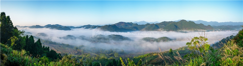 10月29日，湖南省永州市东安县水岭河谷雨后初霁，出现了云海雾山奇观。排江倒海的云雾连绵成白色海洋，云海包围着峰林，一座座山峰只露尖尖角，犹如孤岛，云雾映掩下的村庄若隐若现，构成了一幅秀丽壮观、生机勃勃的田园山水画卷，宛若仙境。
近年来，东安县坚持“生态立县”战略，厚植绿色发展，让“高颜值”山水释放出越来越多“生态红利”。 （图、文/唐明登）