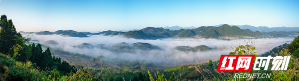 10月29日，湖南省永州市东安县水岭河谷雨后初霁，出现了云海雾山奇观。（唐明登）